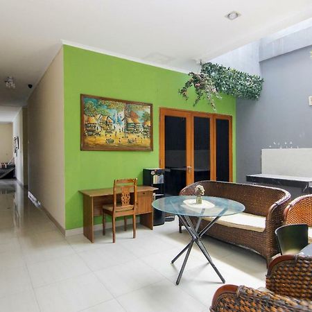 Reddoorz Near Kemang Square Hotel Jakarta Exterior photo