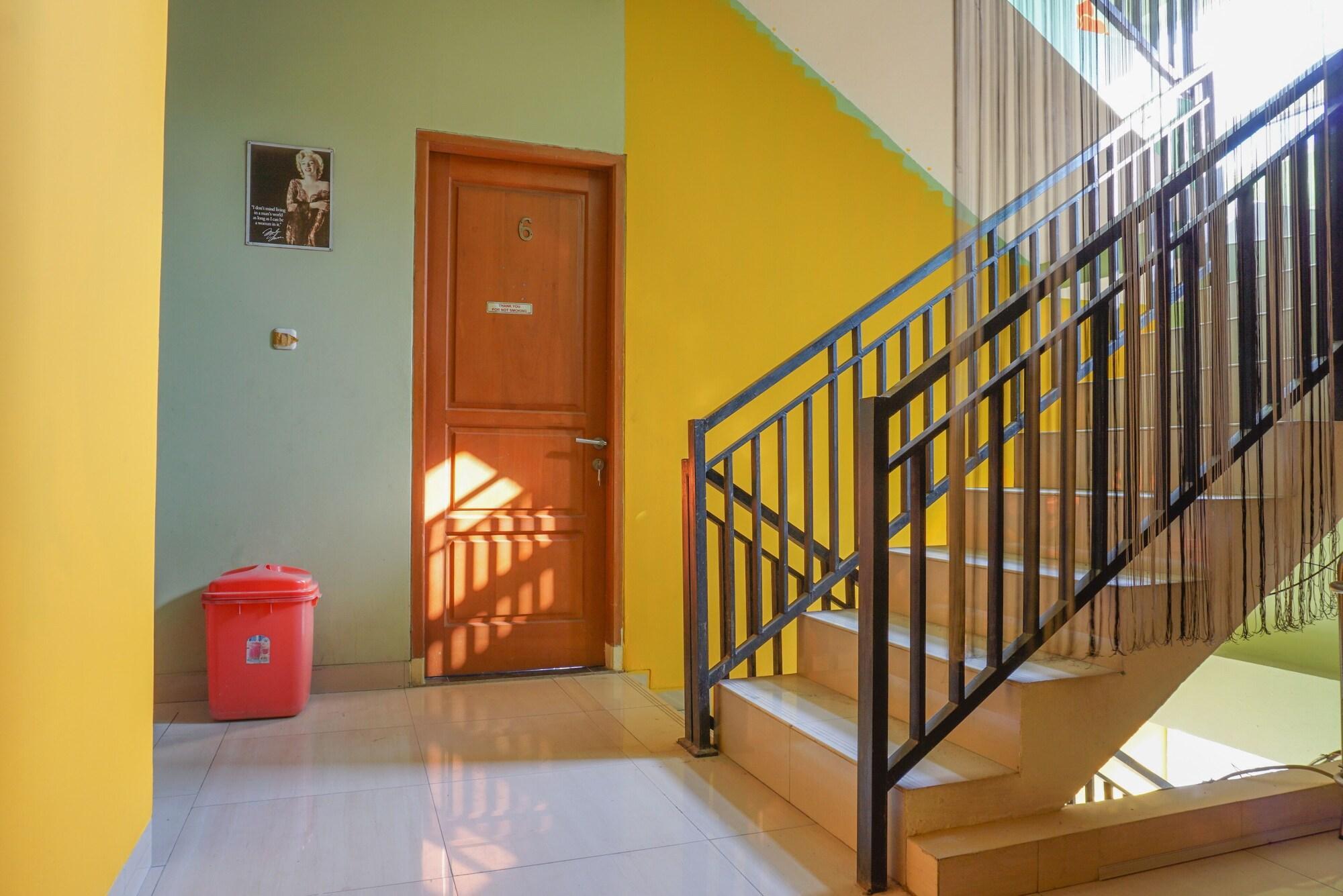 Reddoorz Near Kemang Square Hotel Jakarta Exterior photo