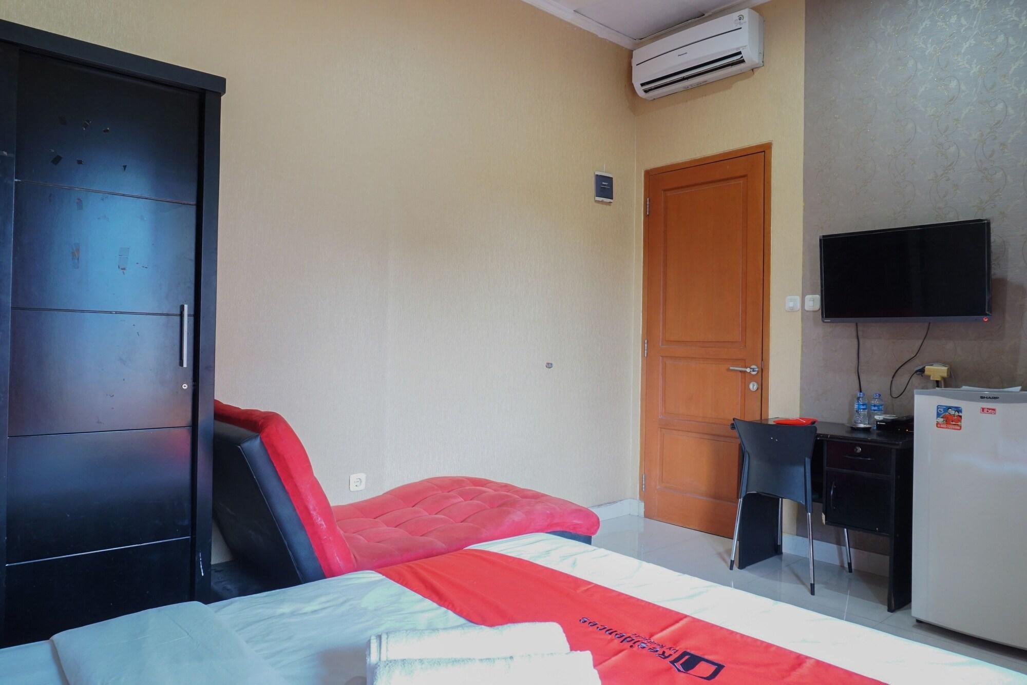 Reddoorz Near Kemang Square Hotel Jakarta Exterior photo