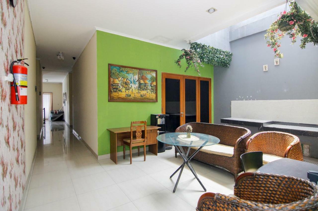 Reddoorz Near Kemang Square Hotel Jakarta Exterior photo